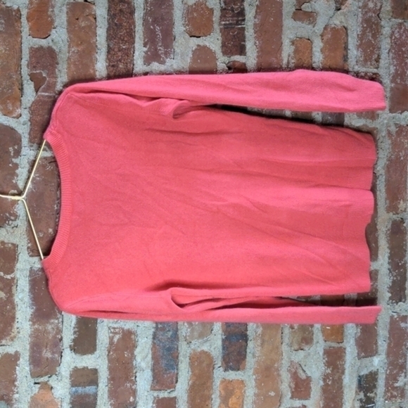 New York & Company Medium‎ Salmon Colored V-Neck Sweater - Picture 8 of 10